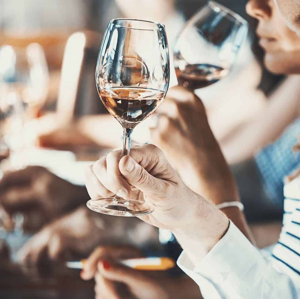how to hold white wine glass